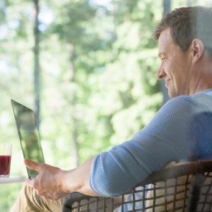 homem laptop vpn cadeira de jardim sorrindo F-Secure freedome